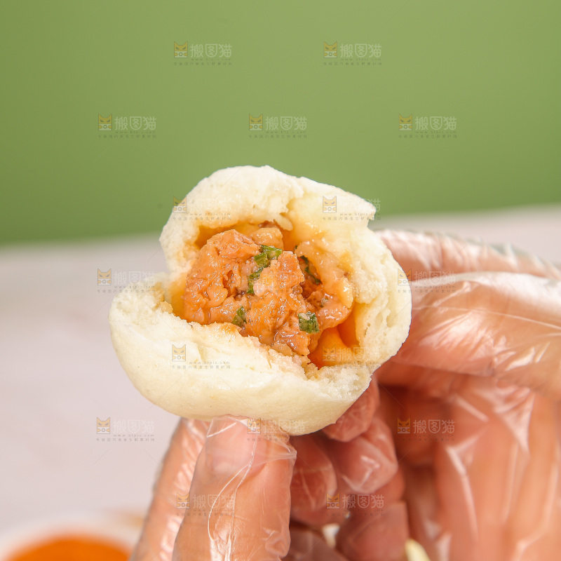 浅底上的鲜肉小笼包
