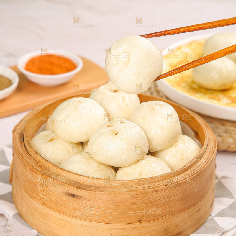 浅底上的鲜肉小笼包