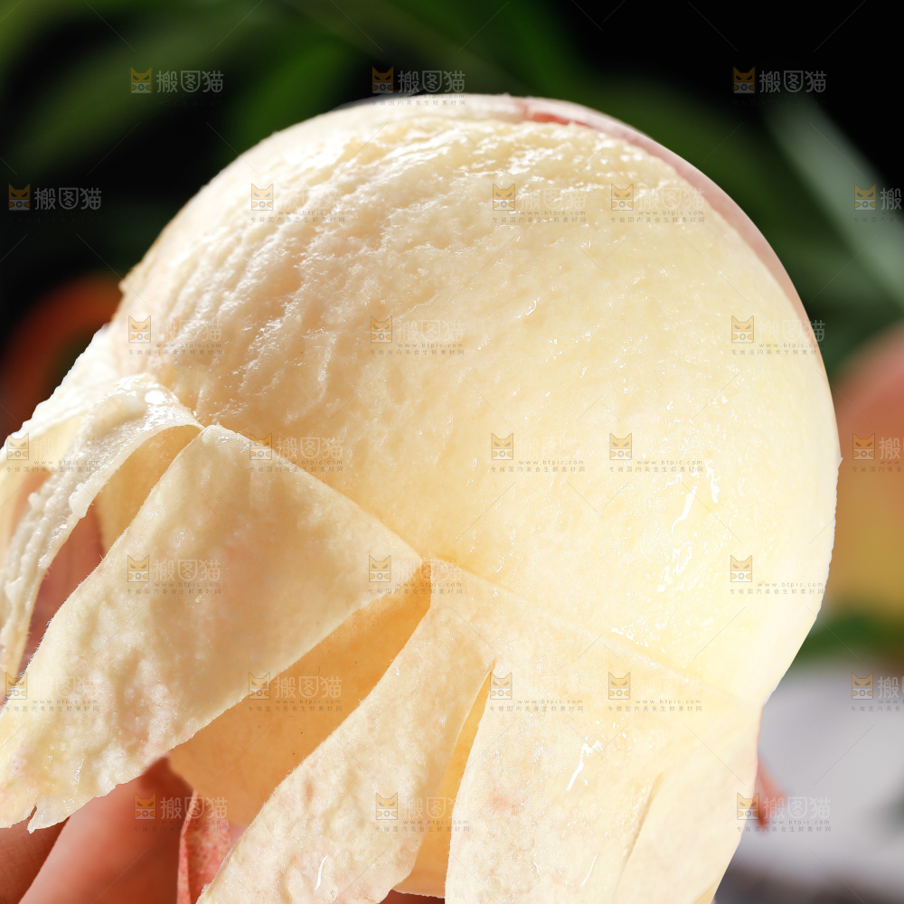 手里拿着阳山水蜜桃