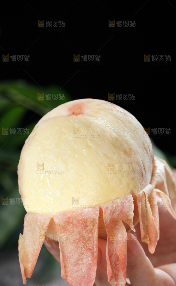 手里拿着阳山水蜜桃