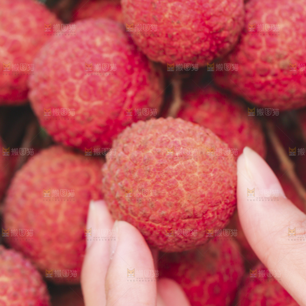 手里拿着无核荔枝