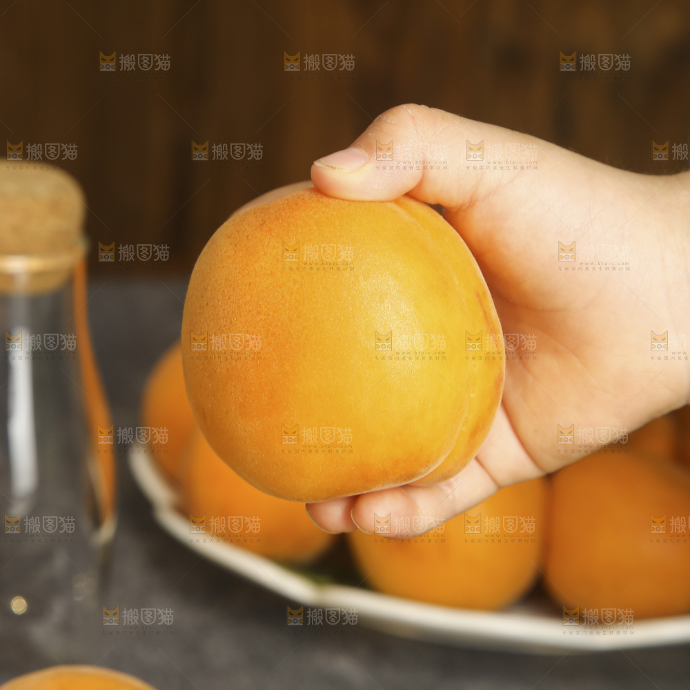 手里拿着大黄杏
