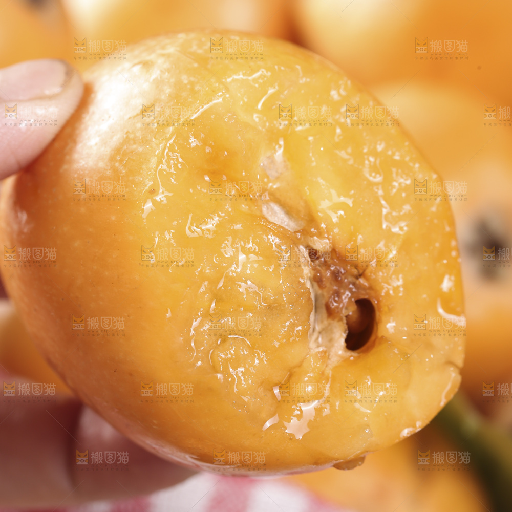 木底上的新鲜枇杷