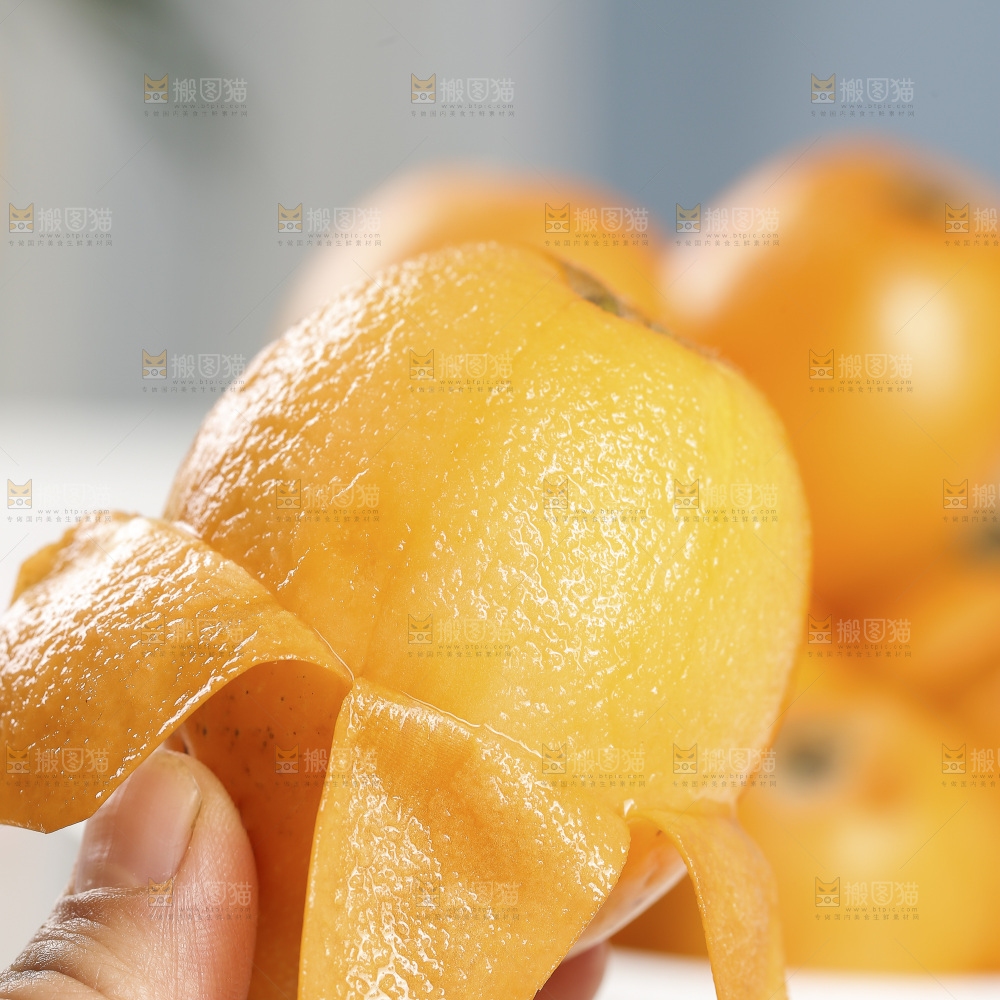 堆放着的新鲜枇杷