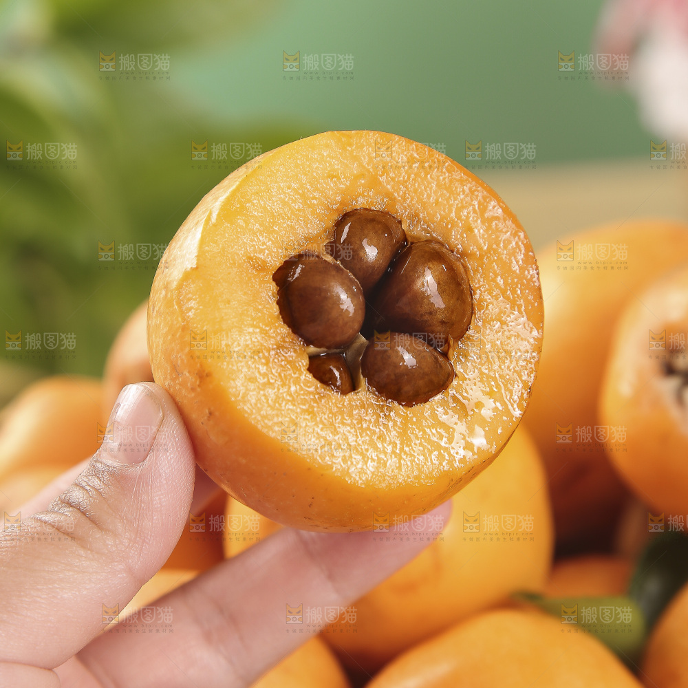 木底上的新鲜枇杷