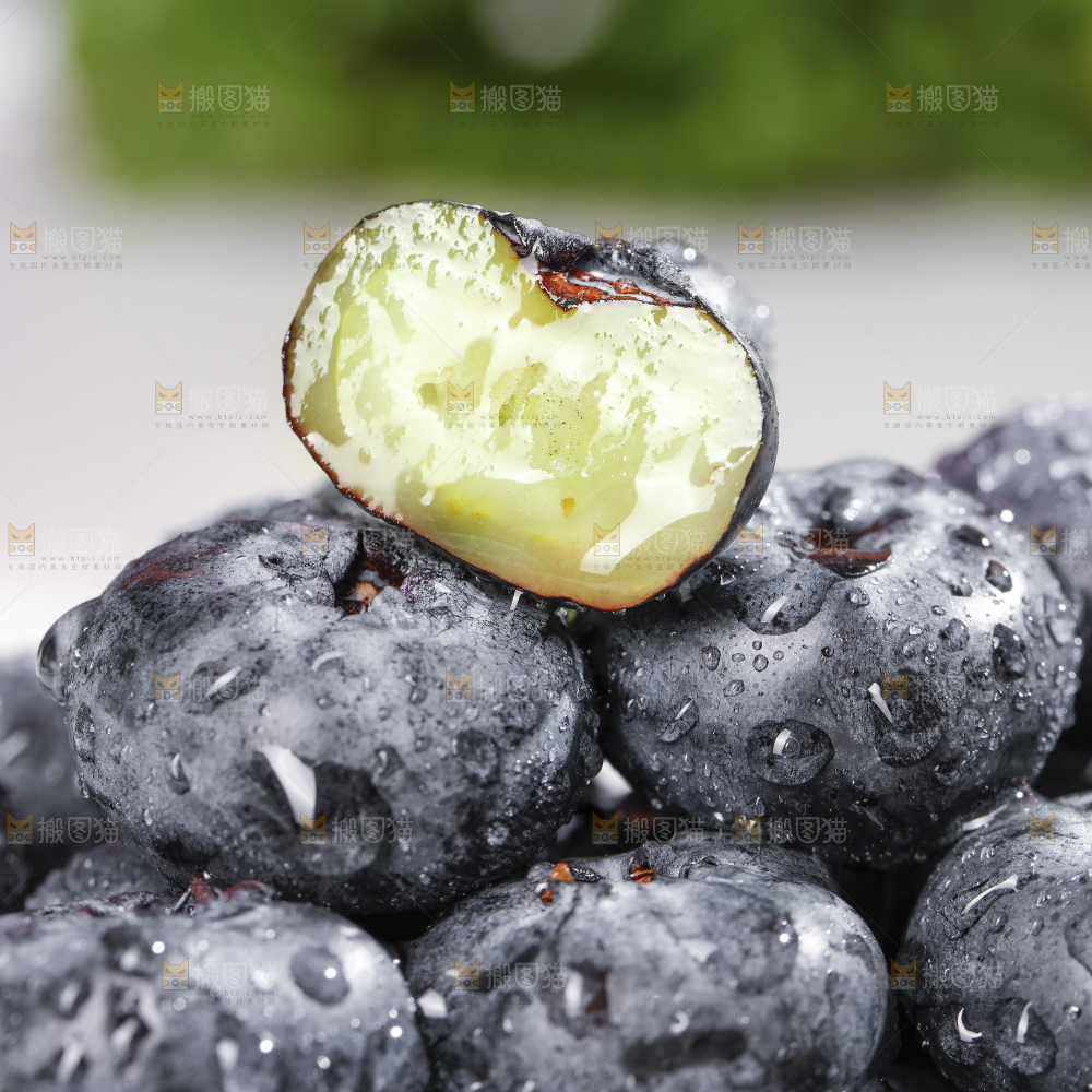 堆放着的新鲜蓝莓