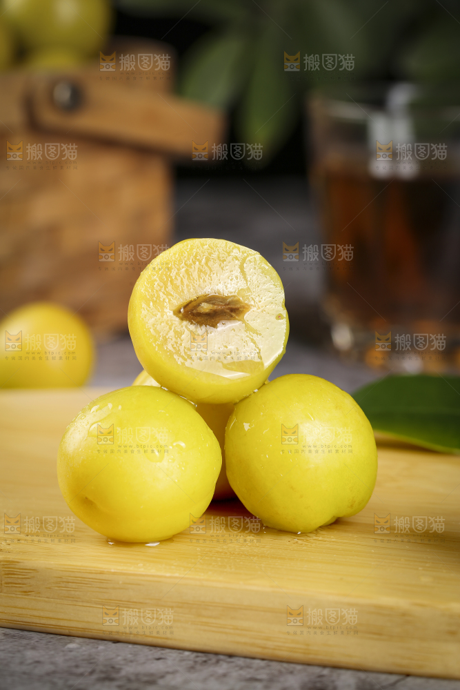 深底上的新鲜小白杏