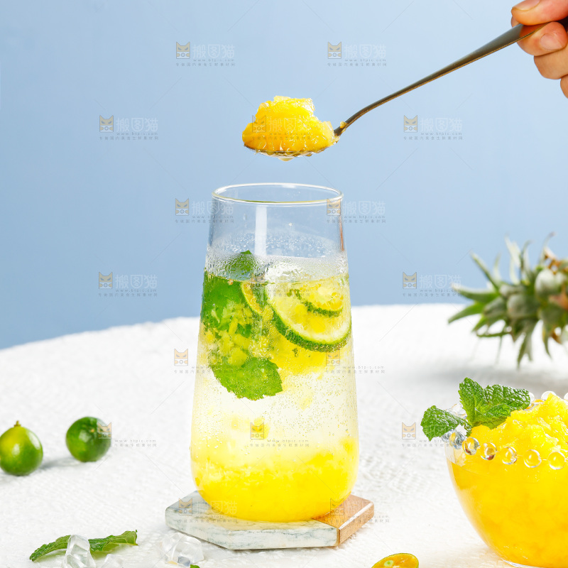 浅底上的菠萝冷饮