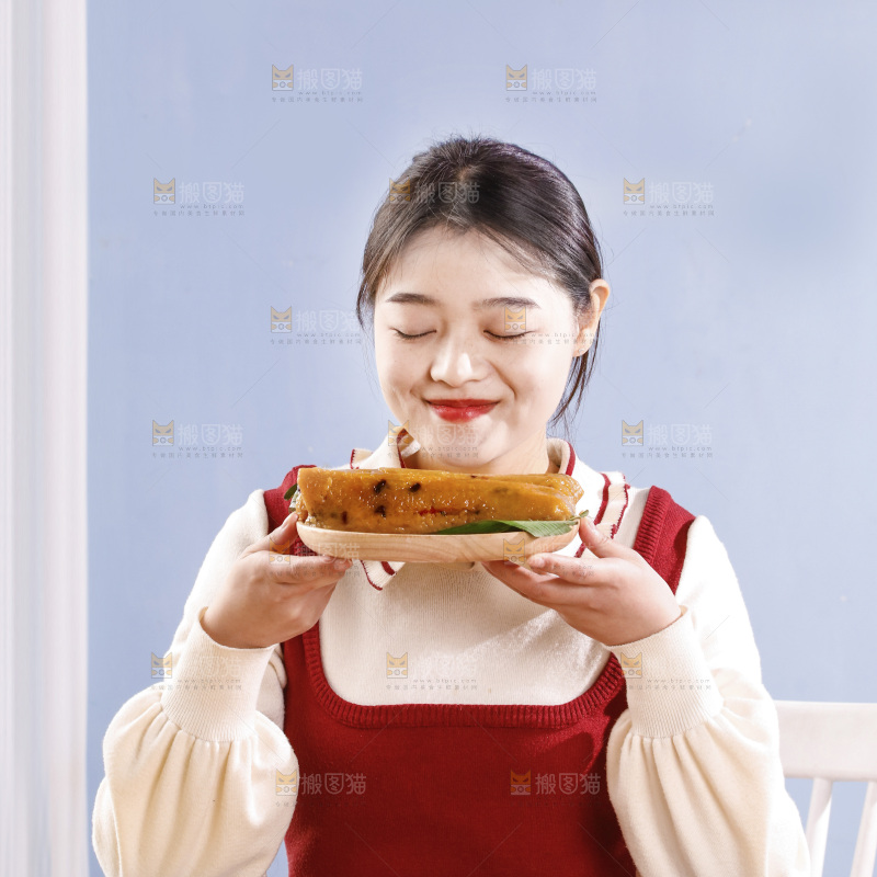 正在吃着猪肉灰水粽