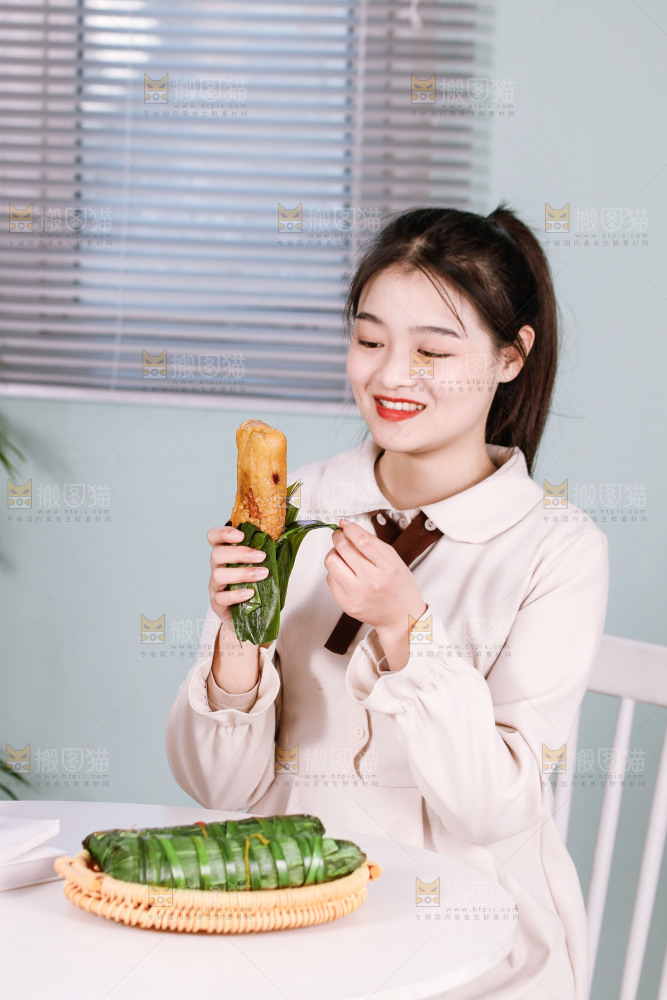 正在吃着猪肉灰水粽