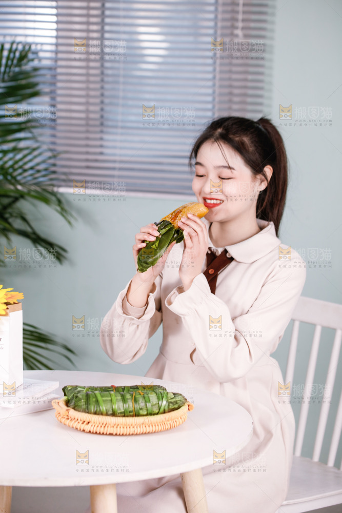 正在吃着猪肉灰水粽