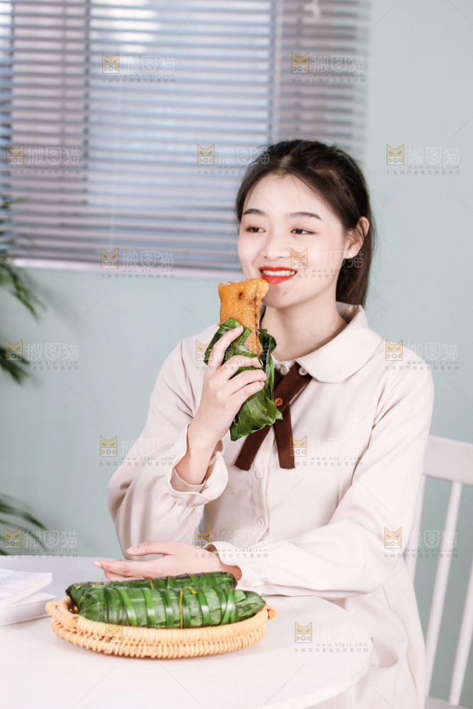 正在吃着猪肉灰水粽
