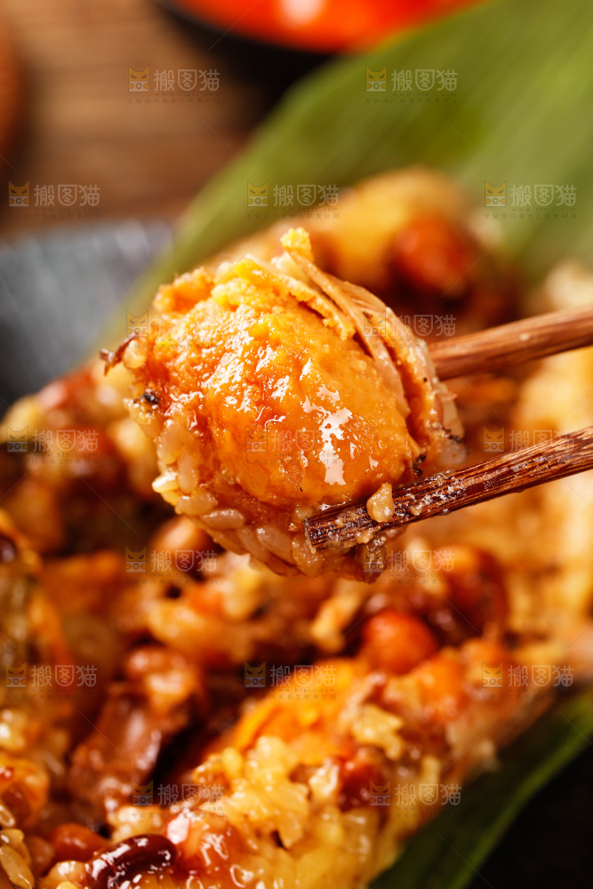 深底上的猪肉灰水粽