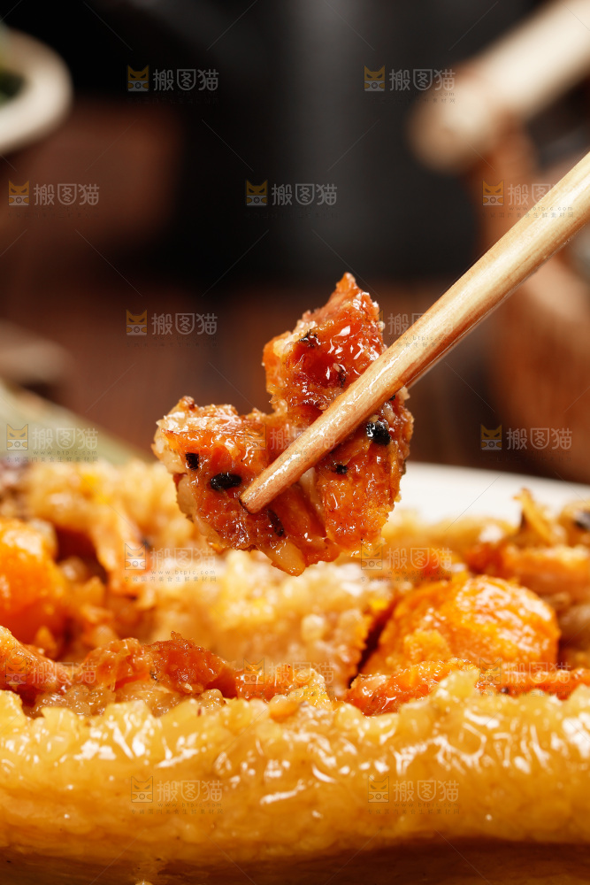 深底上的猪肉灰水粽