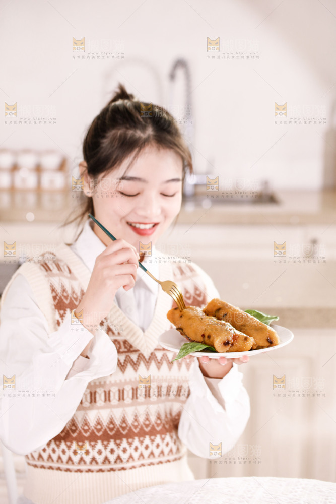 正在吃着猪肉灰水粽