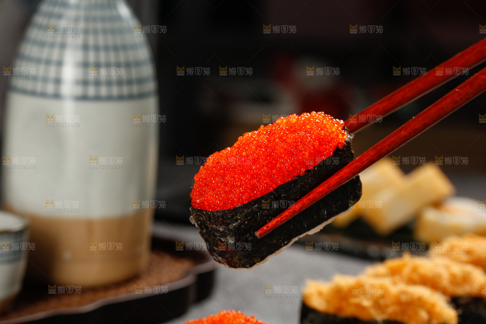 深底上的寿司拼盘
