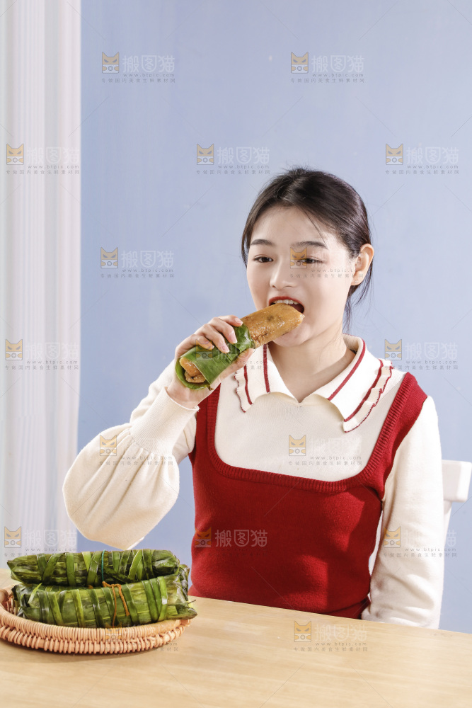 正在吃着猪肉灰水粽