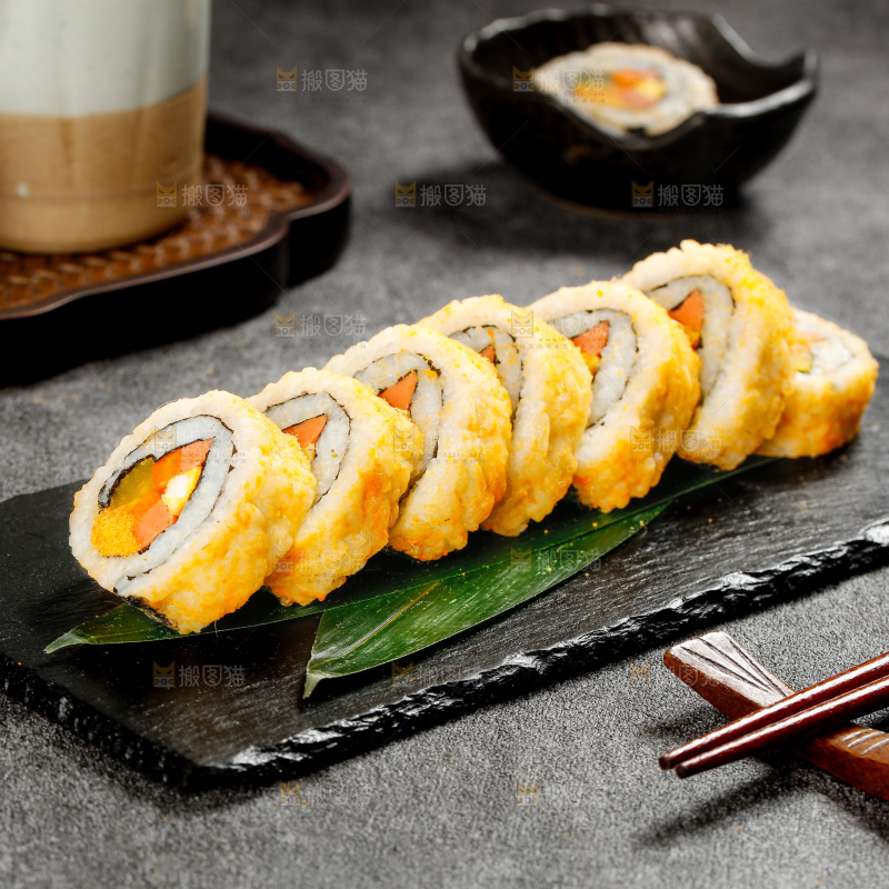 深底上的肉松寿司卷