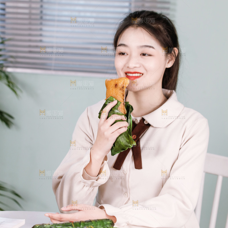 正在吃着猪肉灰水粽
