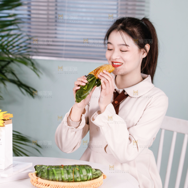 正在吃着猪肉灰水粽