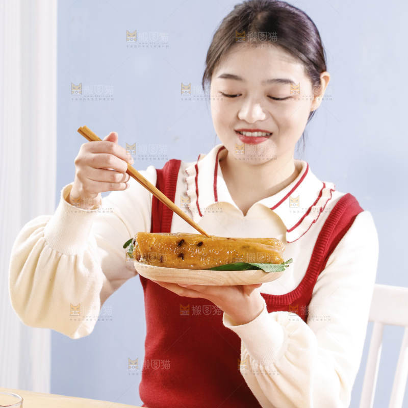正在吃着猪肉灰水粽