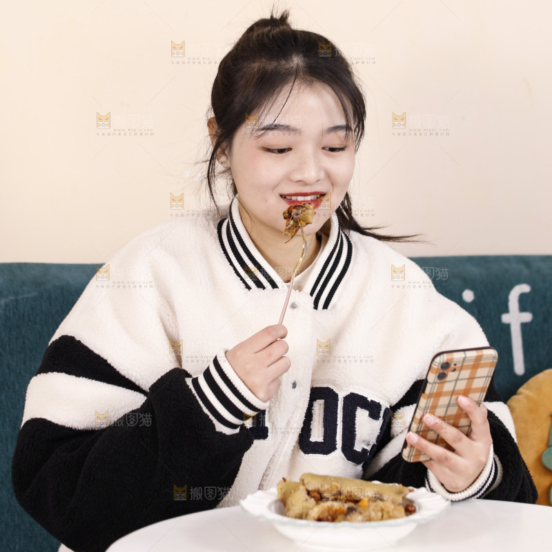 正在吃着猪肉灰水粽
