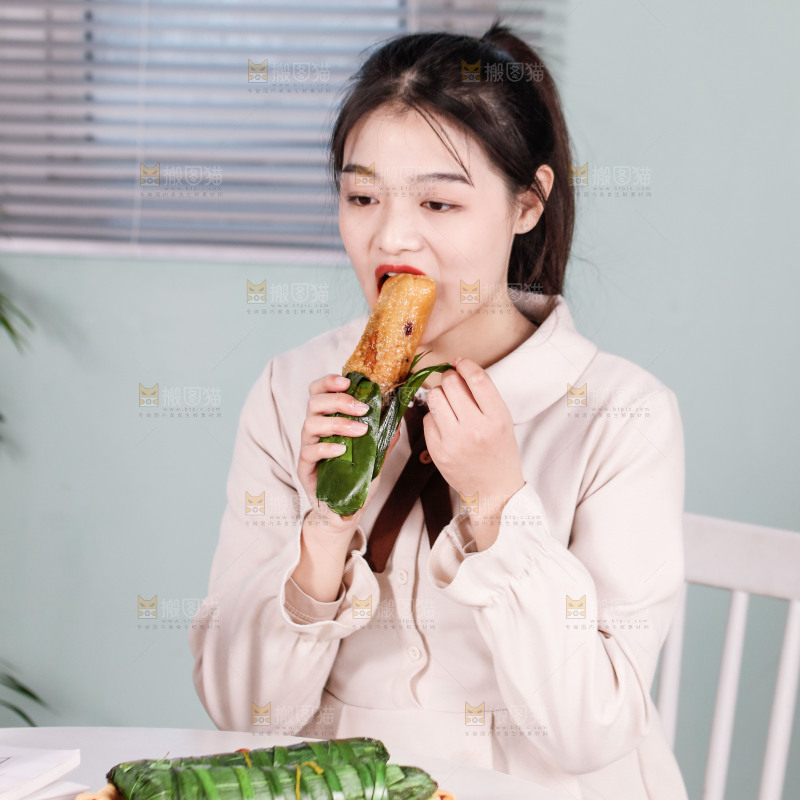 正在吃着猪肉灰水粽