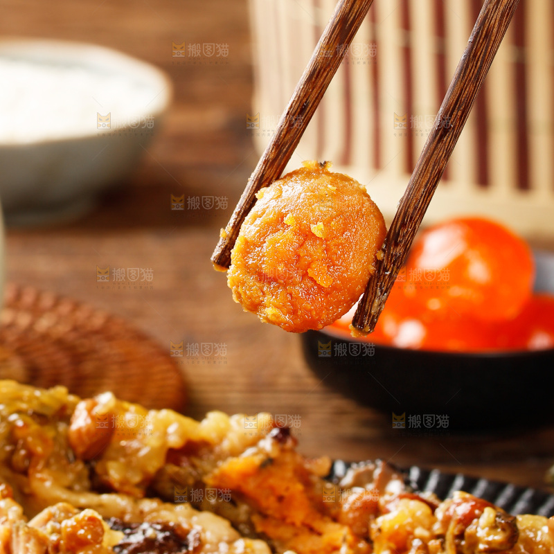 深底上的猪肉灰水粽