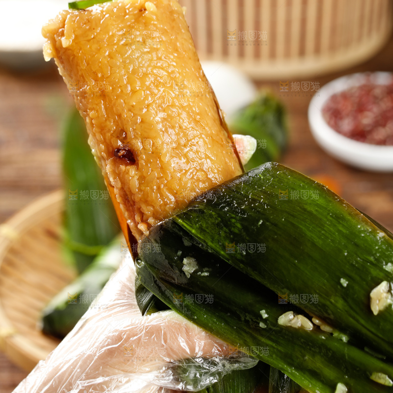 深底上的猪肉灰水粽