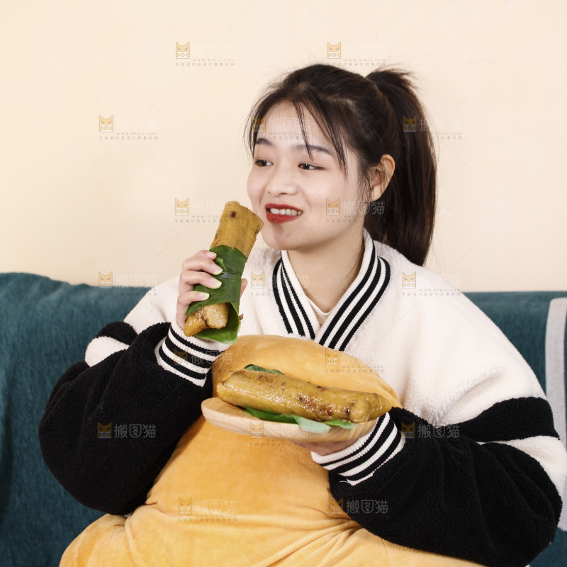 正在吃着猪肉灰水粽
