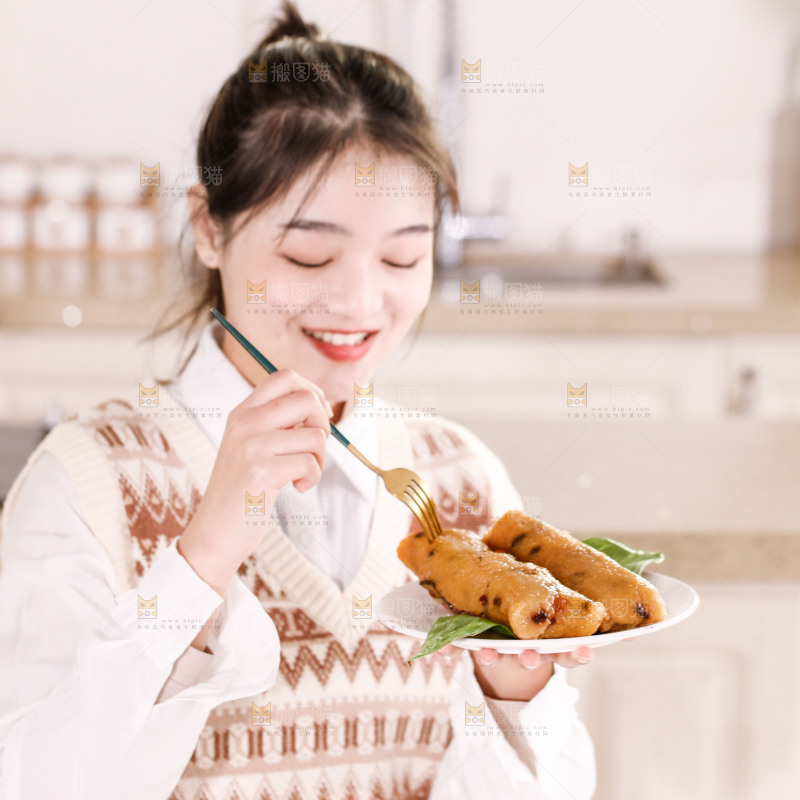 正在吃着猪肉灰水粽