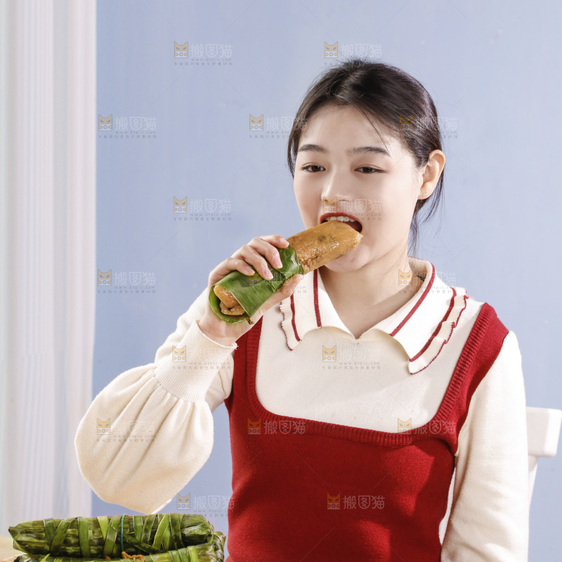 正在吃着猪肉灰水粽