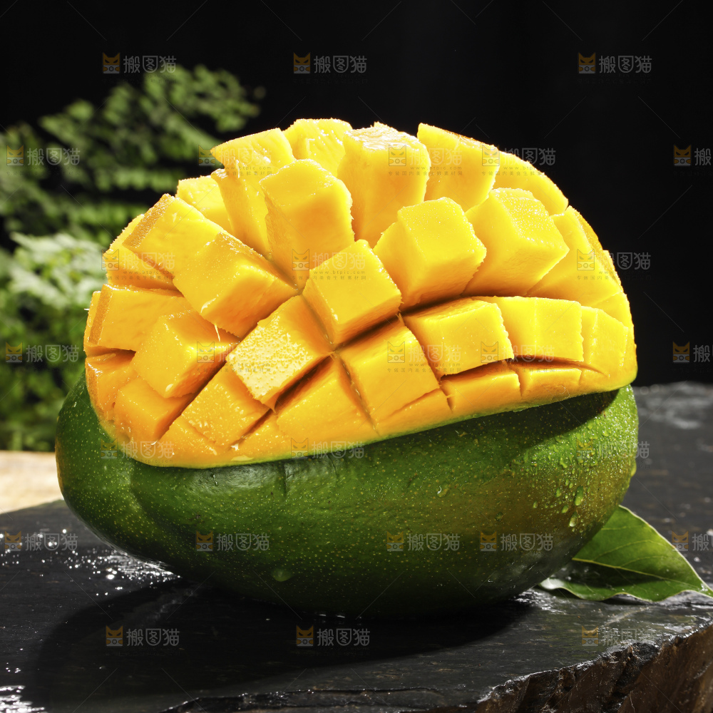 手里拿着凯特芒果