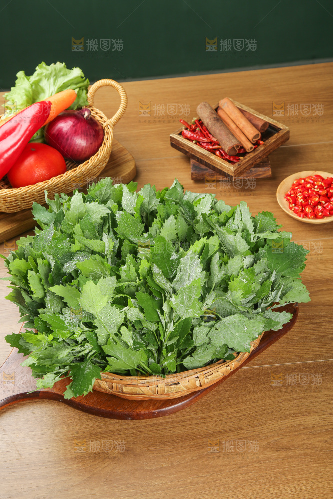 木底上的新鲜灰灰菜