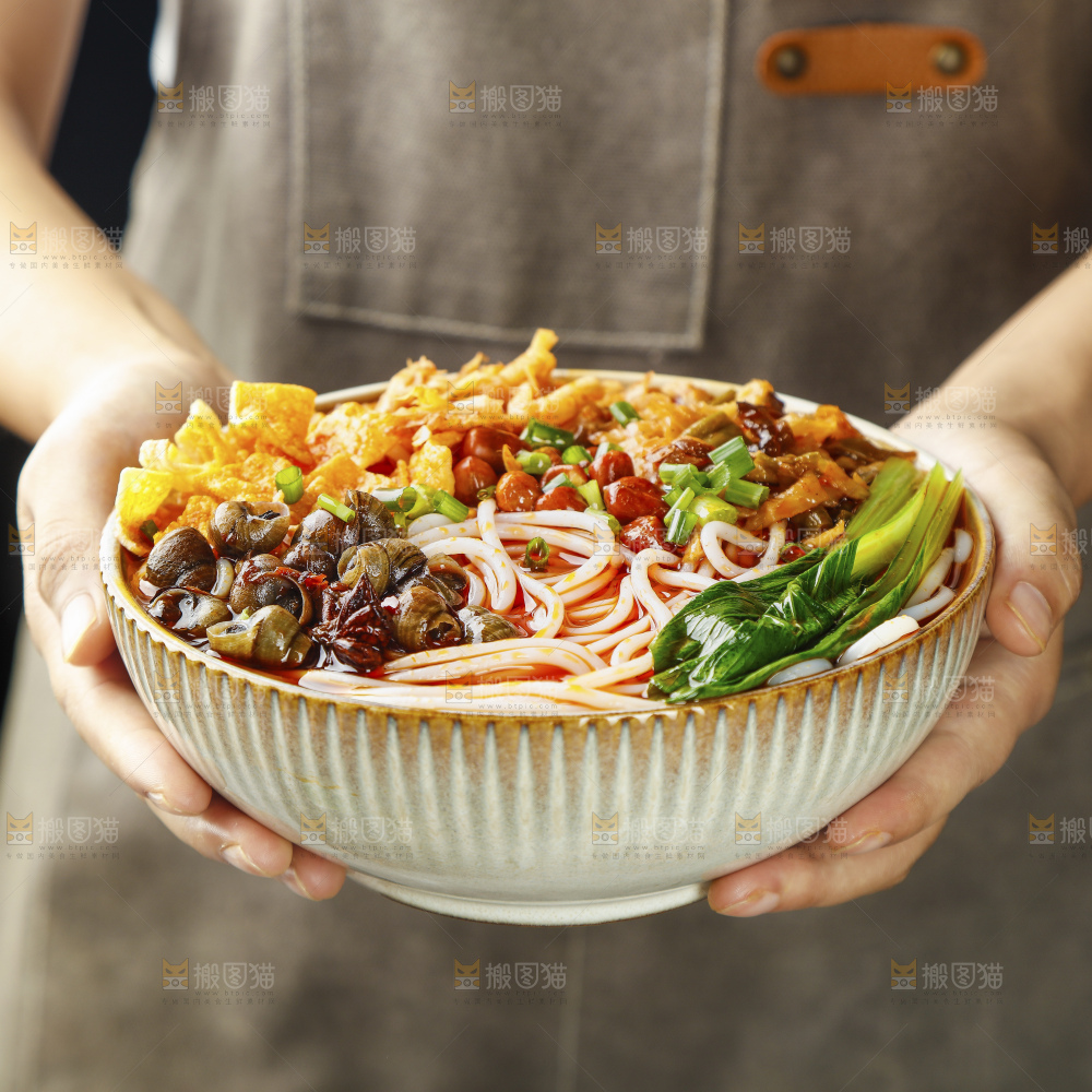木底上的螺蛳粉