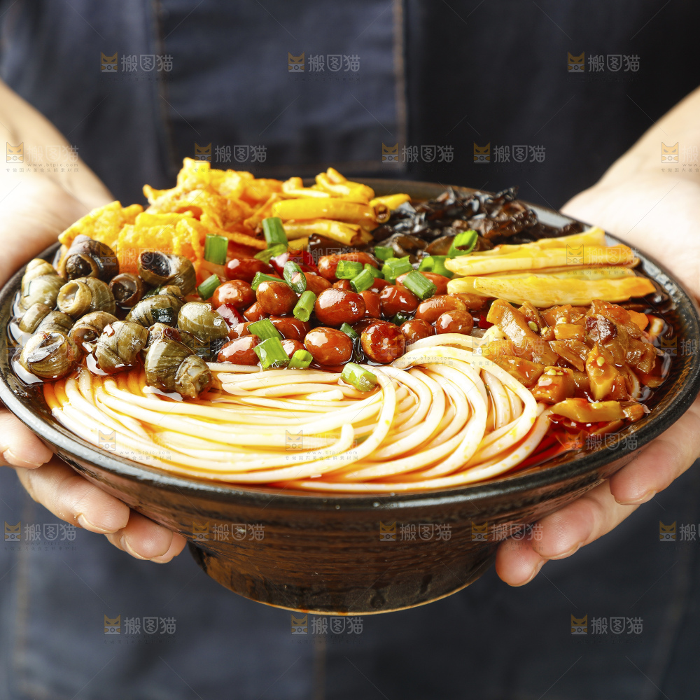 木底上的螺蛳粉