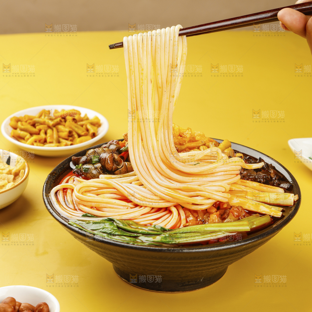 浅底上的螺蛳粉