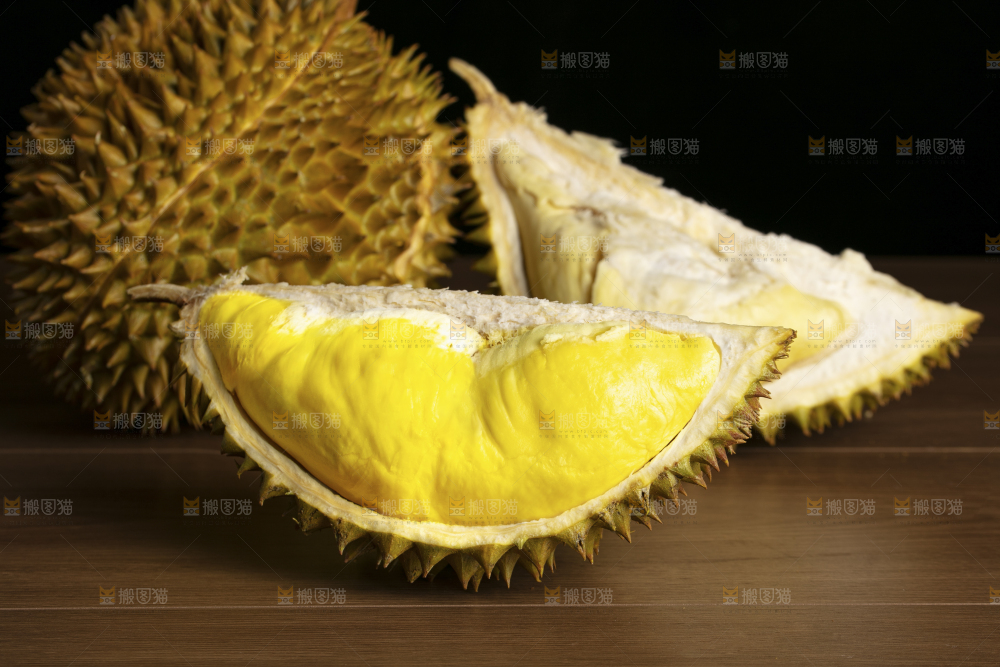 木底上的金枕榴莲