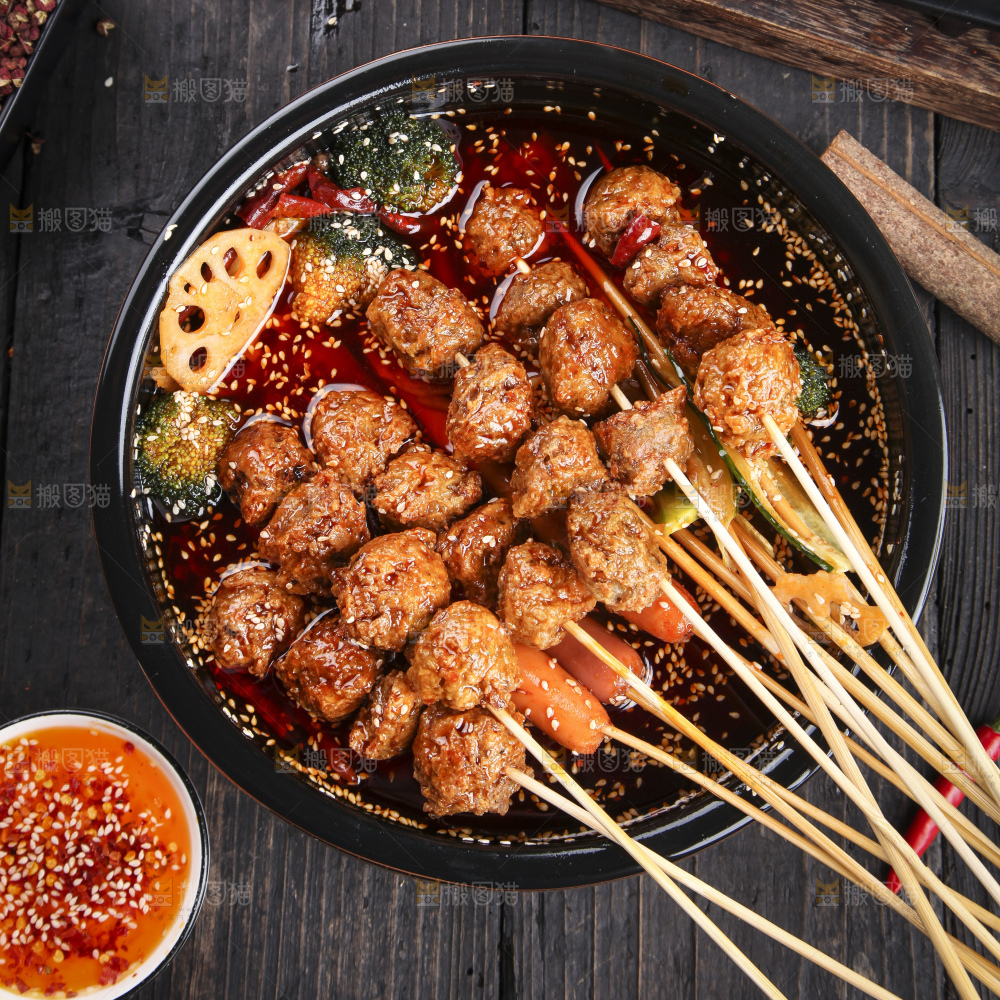 深底上的牛肉丸串串