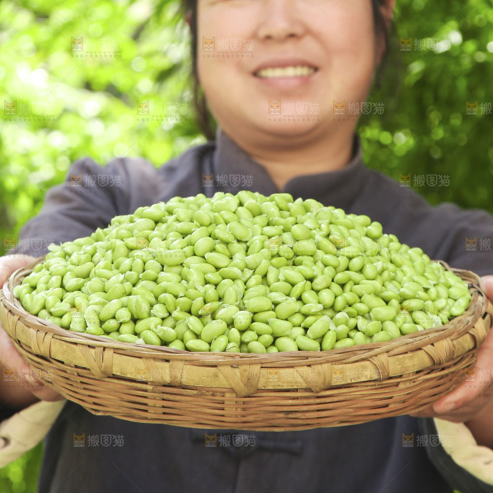 手里拿着毛豆仁