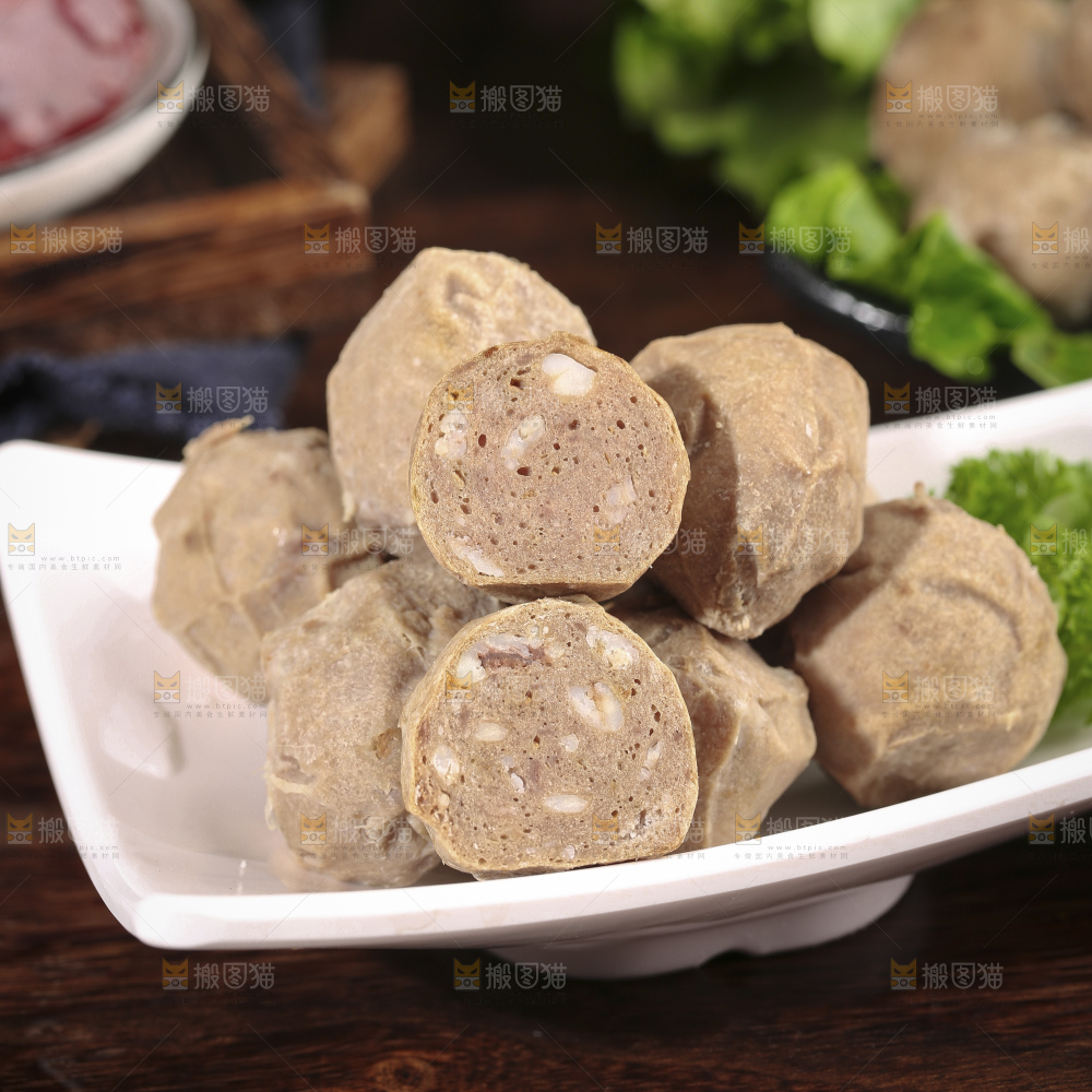 深底上的牛肉丸