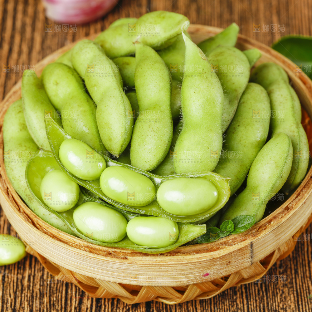 深底上的新鲜毛豆