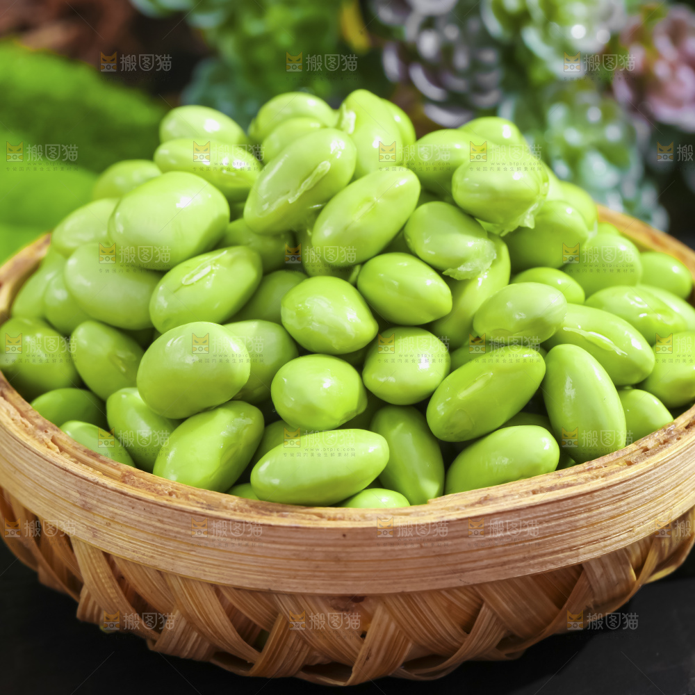深底上的新鲜毛豆