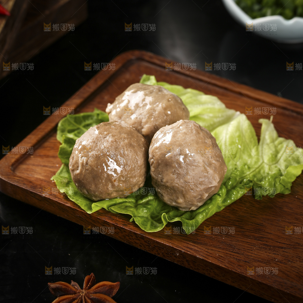 深底上的牛肉丸