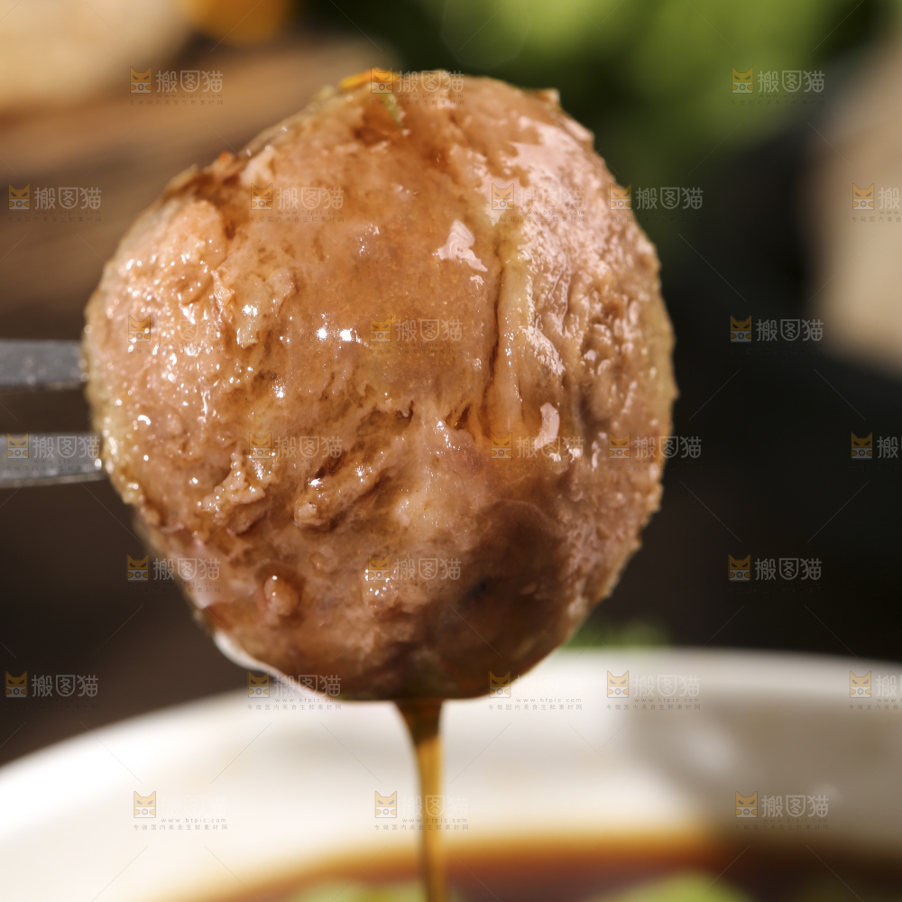 深底上的牛肉丸