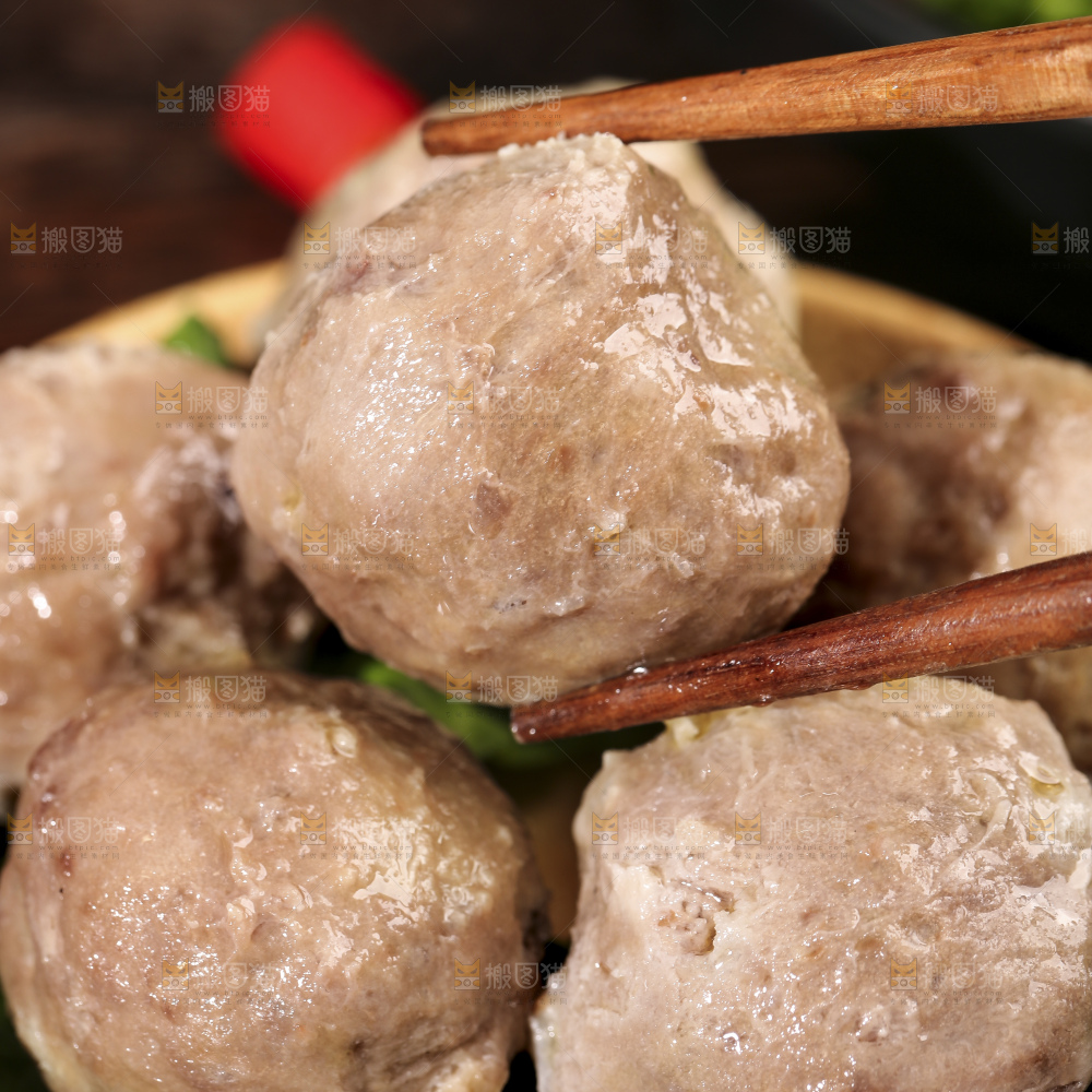 深底上的牛肉丸