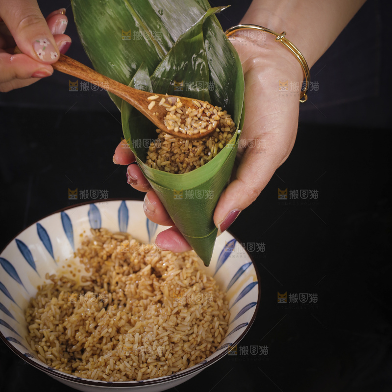 深底上的粽子