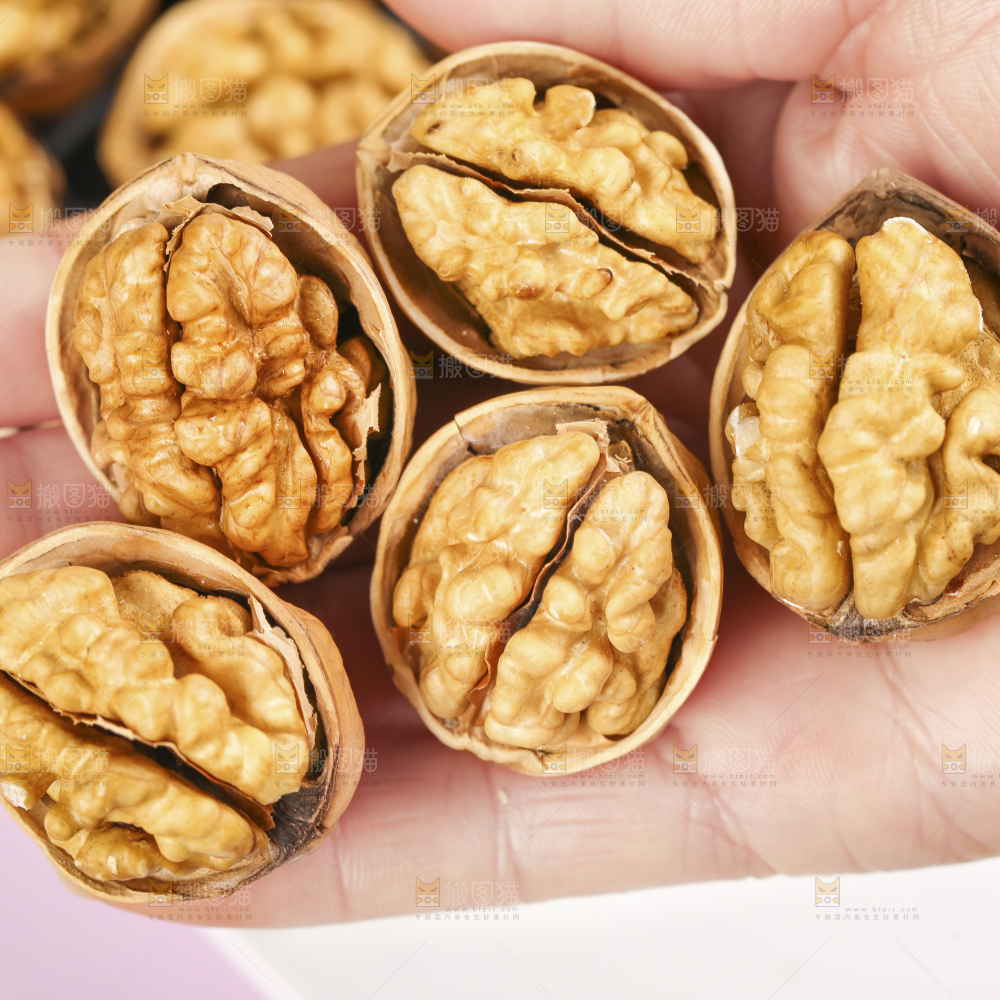 浅底上的核桃仁