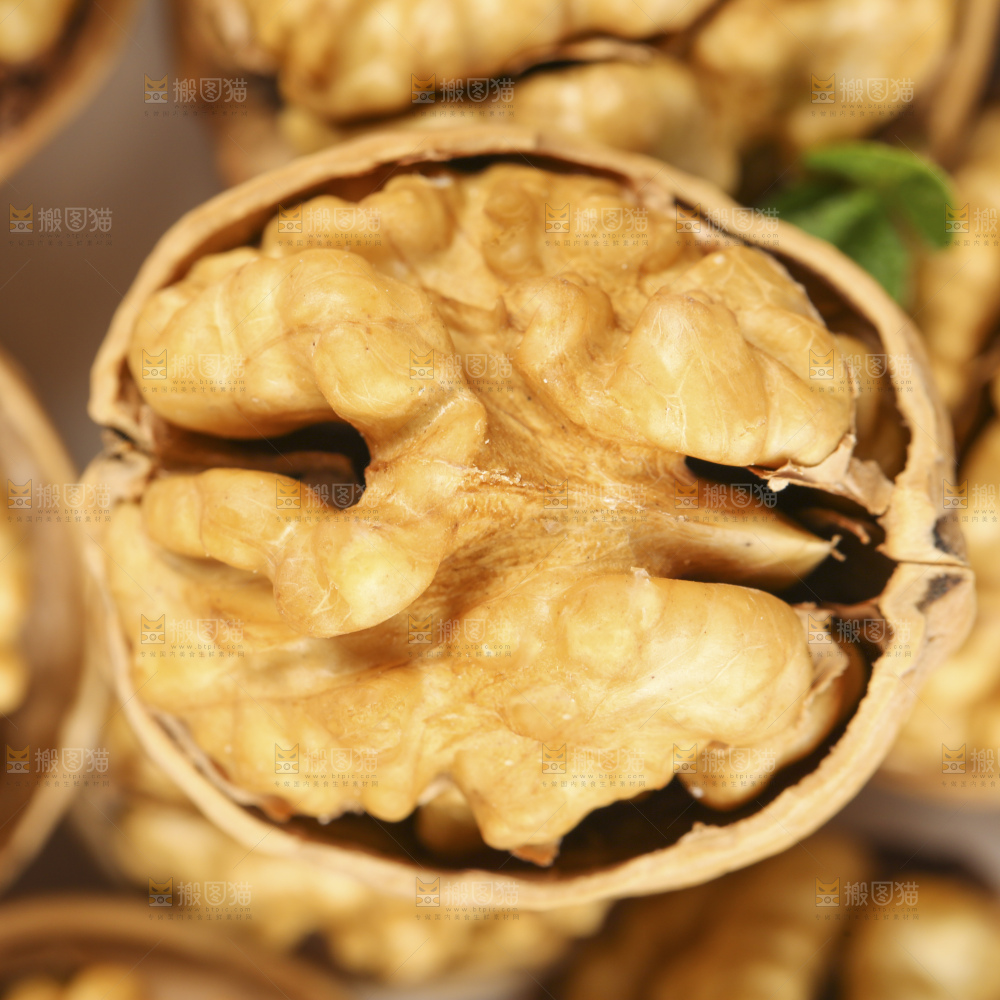 浅底上的核桃仁