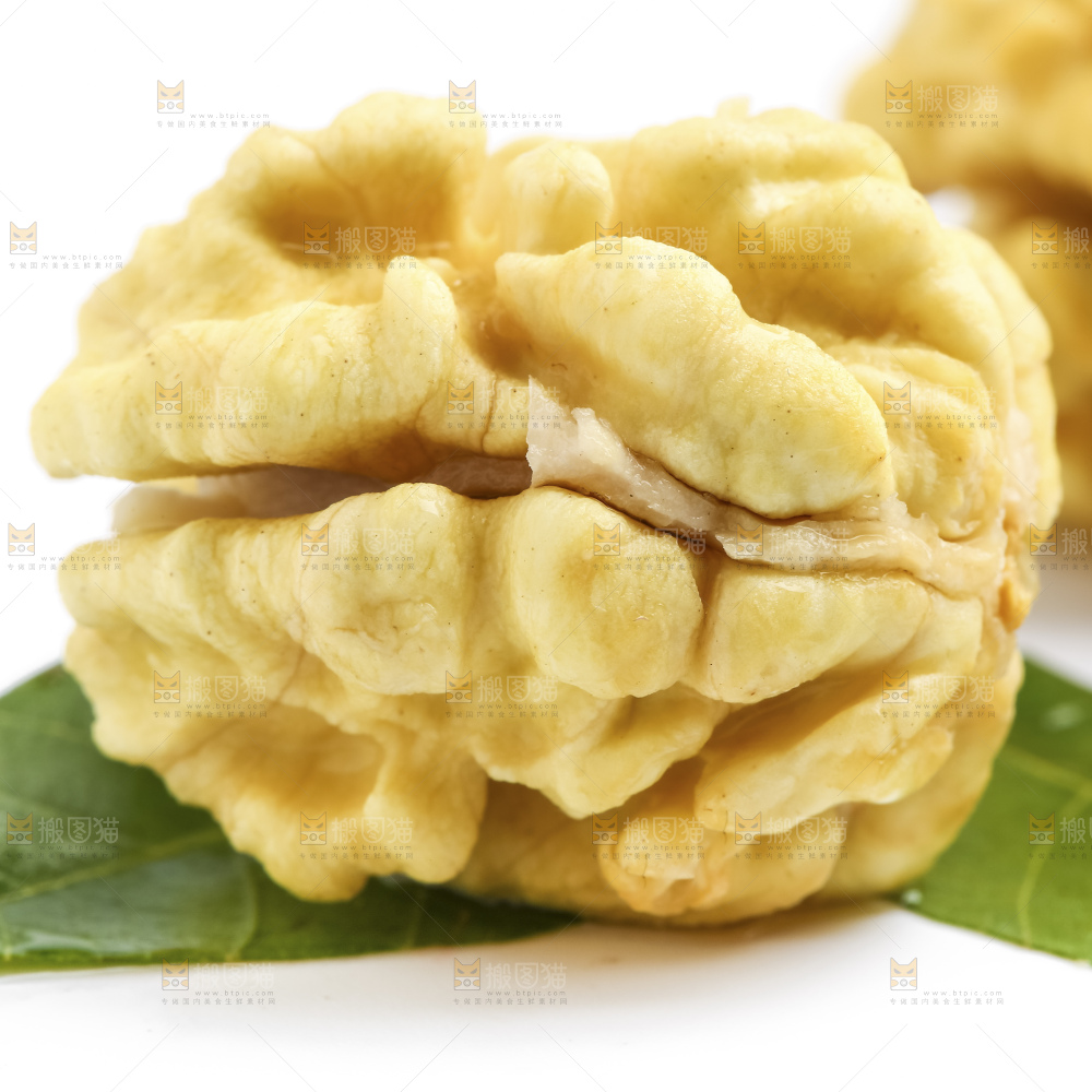 浅底上的新鲜核桃仁